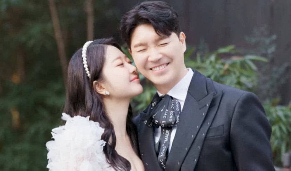 ‘Running Man’ Star Park Soo Hong and Wife Reveal First Photo of Their Baby Girl