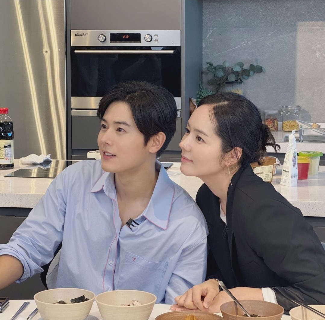 Han Ga In and Kim Dong Jun Now Labeled ‘No.1 Hot Lookalike Duo’ After Doppelgänger Moment Went Viral