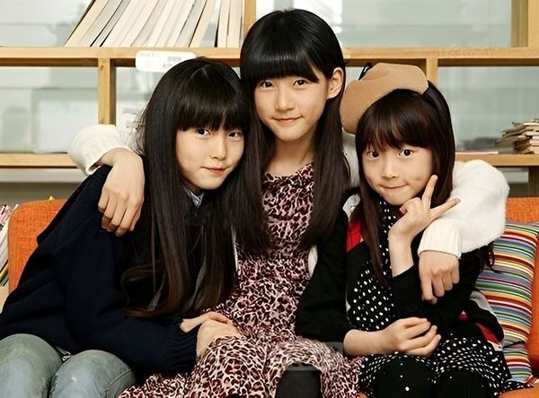 Kim Sae Ron with her sisters, Kim Ah Ron (left)