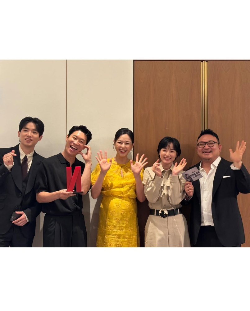 Lee Hanee W/ AEMA CAST