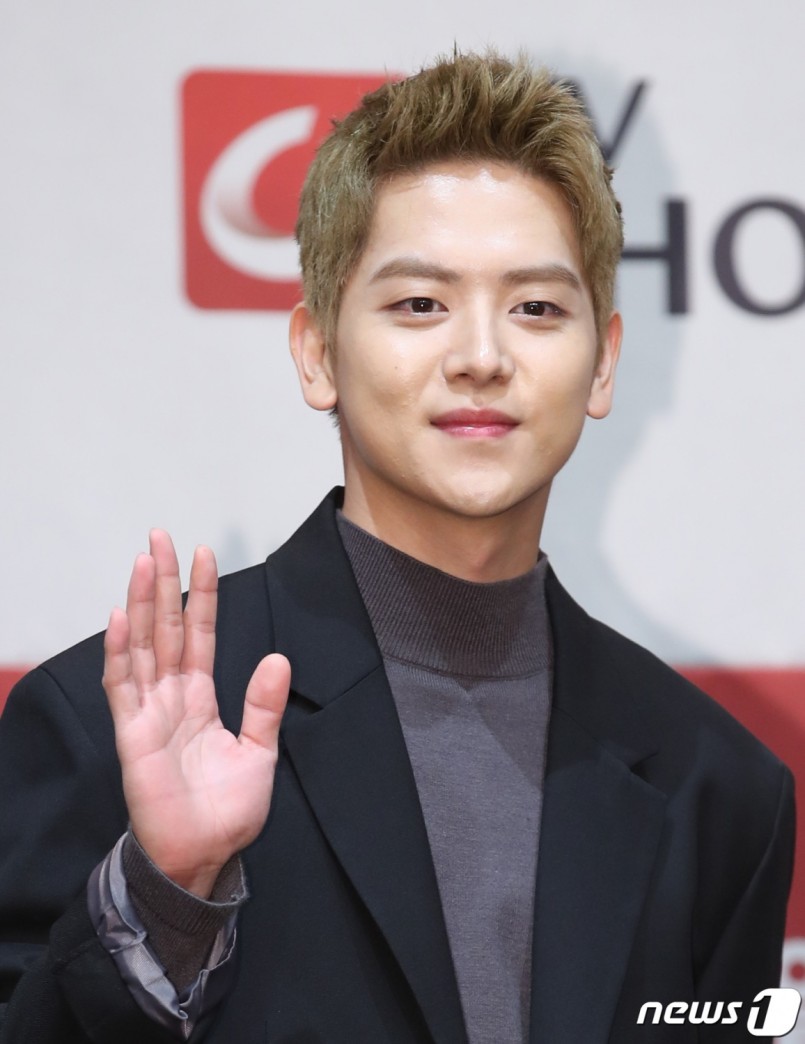 Hoe-hyun Yeo is poseing for the TV Chosun Special Drama 'Leverage: Fraud Operations Group'.
