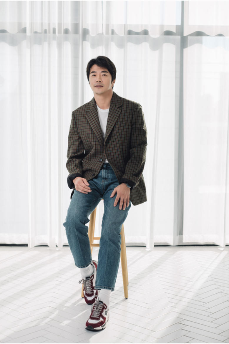 Sang-woo Kwon is intervieweing about a new Movie “Shall we do Twice?”