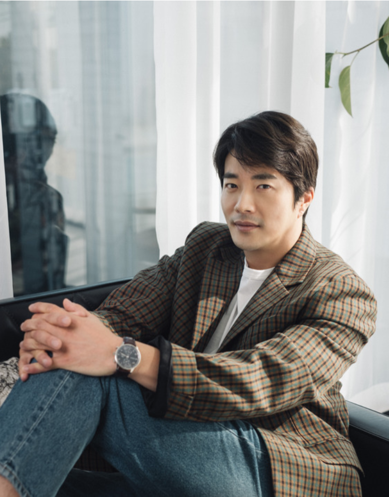 Sang-woo Kwon is intervieweing about a new Movie “Shall we do Twice?”