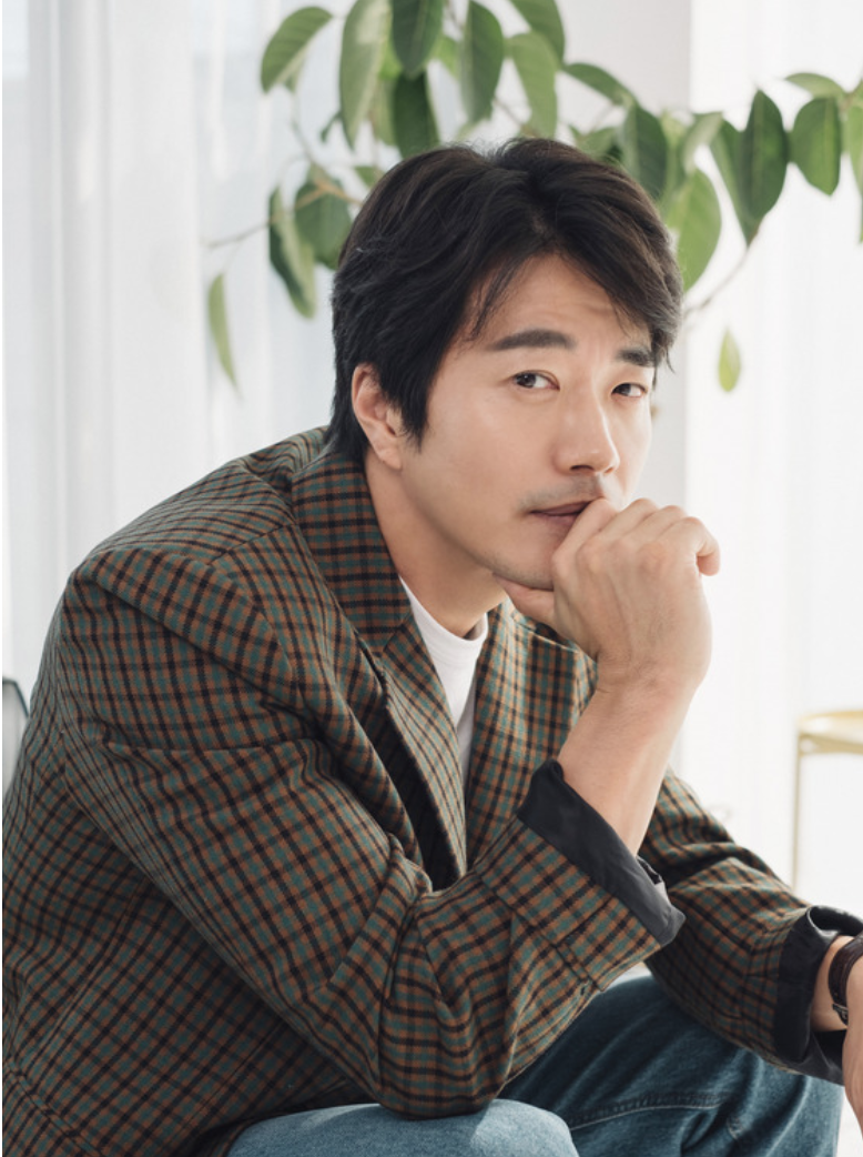 Sang-woo Kwon is intervieweing about a new Movie “Shall we do Twice?”