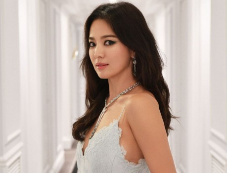 Song Hye-kyo and Prof. Seo Kyung-Deok Donates 10,000 Guidebooks