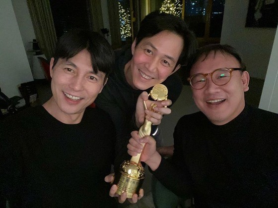 Jung Woo-sung and Lee Jung-Jae are smiling with the joy of receiving a prize in this picture.