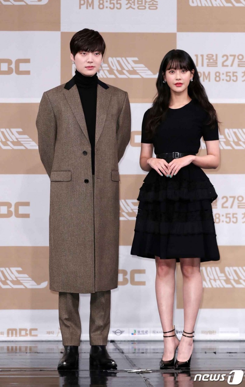 Actor Koo Won, Kim Seul-gi, Oh Yeon-seo, and Ahn Jae-hyun (from left) are posing for the MBC new drama ‘Defective Humans'