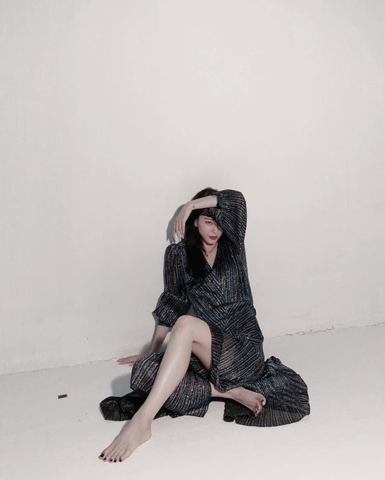 Han Ye Seul, a provocative chic beauty