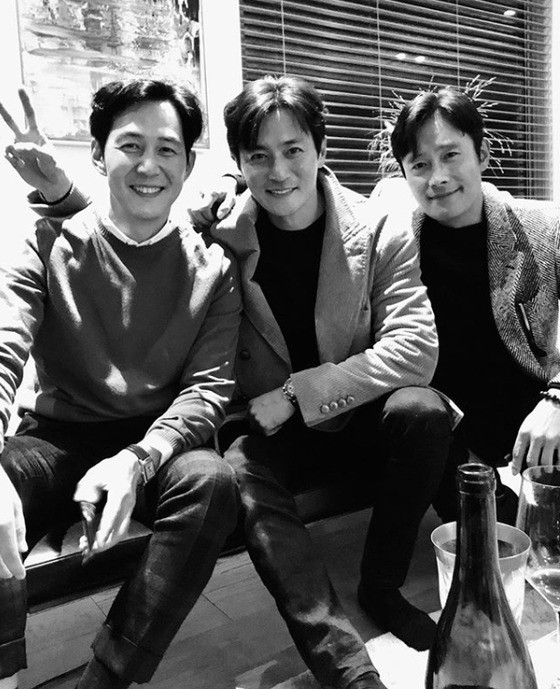 Actor Lee Byung-hun released a photo with Lee Jung-jae and Jang Dong-gun