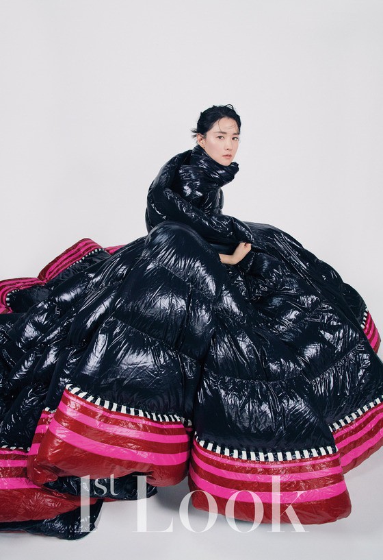 Actress Lee Young-ae evoked a captivating and dreamy aura.