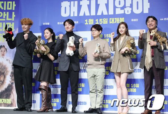 Actors Kim Seong-oh, Jeon Yeo-bin, Ahn Jae-hong, Kang So-ra, and Park Young-gyu pose in a movie "We Don't Hurt You" production report held in CGV Apgujeong, Gangnam-gu, Seoul on the 18th.