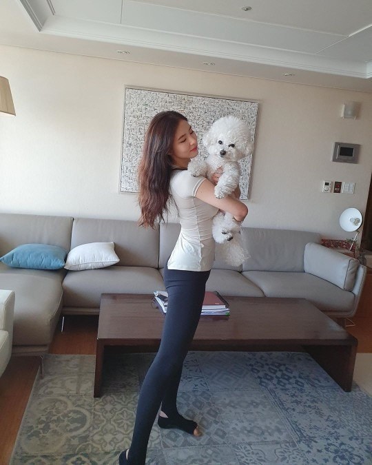 Actress Shin Se-Kyung showed flawless body.