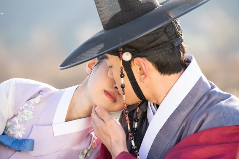 Kim Min Kyu And Jin Se Yeon are just moments away from their first kiss in “Queen: Love And War”.