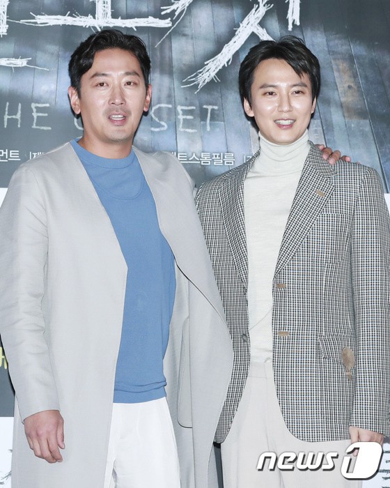 Actor Ha Jung-woo and Kim Nam-gil pose at the media show 'Closet' held at Yongsan CGV in Seoul on the 29th.